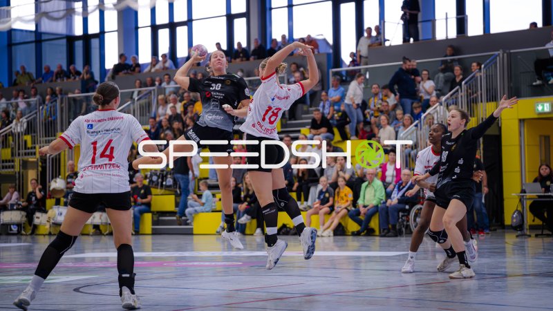 Spielerin (#30) im Sprungwurf gegen ASV Solingen Grafrath