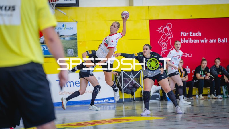 Handballerin im Sprungwurf gegen Torhüterin (#22) verteidigte Abwehr