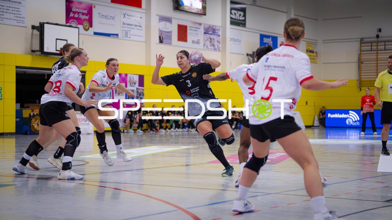 Sprungwurf einer Spielerin mit Rückennummer 3 im Damenhandball