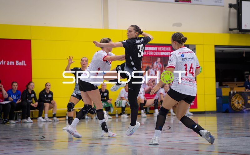 Rückraumspielerin (#30) springt zum Wurf gegen Abwehr des HSV Solingen-Gräfrath