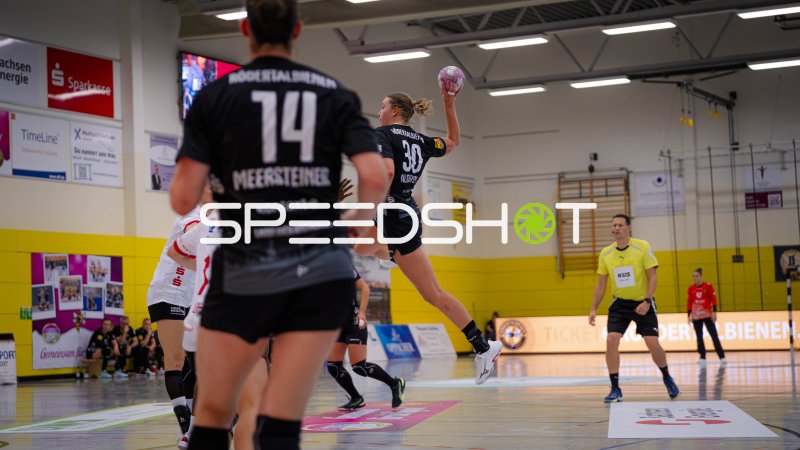 Rückraumspielerin (#30; Rödertalbienen) springt zum Wurf