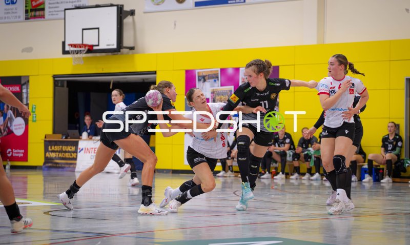 Zweikampf um den Ball bei Frauen-Handballspiel in der Halle