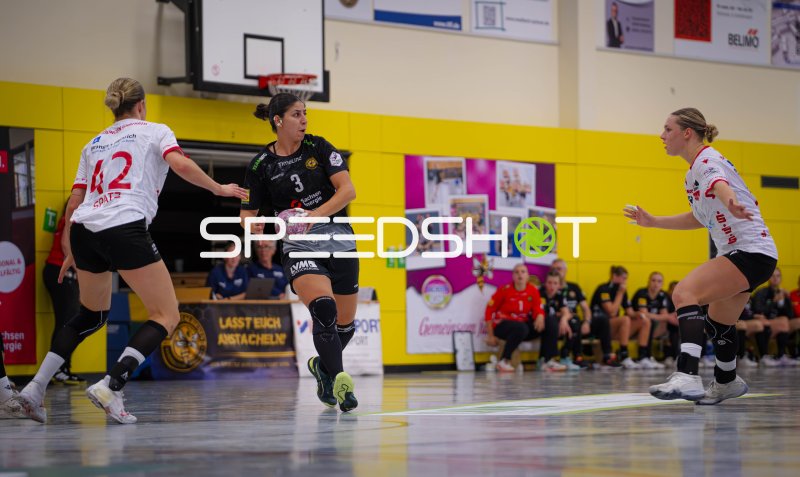 Rückraumspielerin (#3) im Sprint mit Ball gegen zwei Abwehrspielerinnen