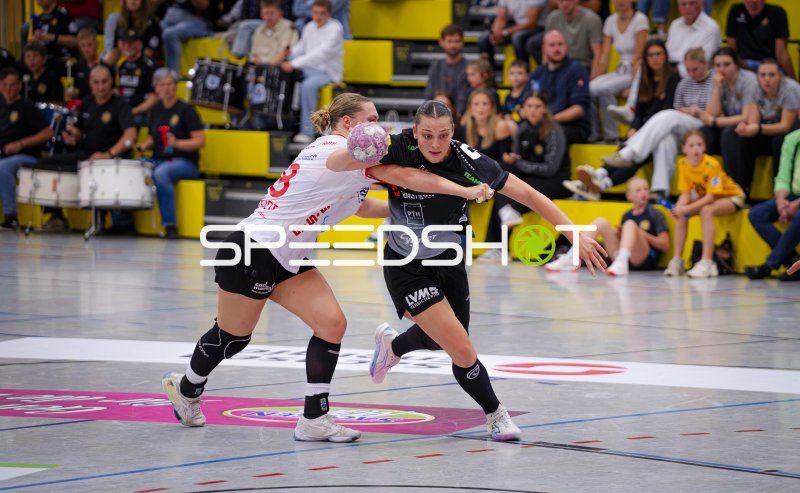 Zweikampf zwischen zwei Handballspielerinnen im Laufduell