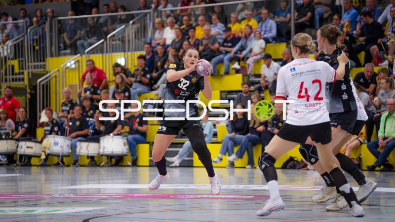 Spielerin mit der Nummer 32 springt zum Wurf