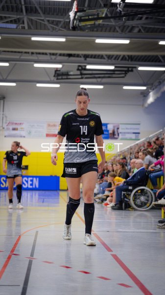 Handballspielerin mit der Nummer 14 beim Einlaufen in die Halle