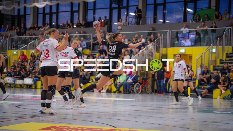 Rückraumspielerin Strašková (#38) springt zum Wurf