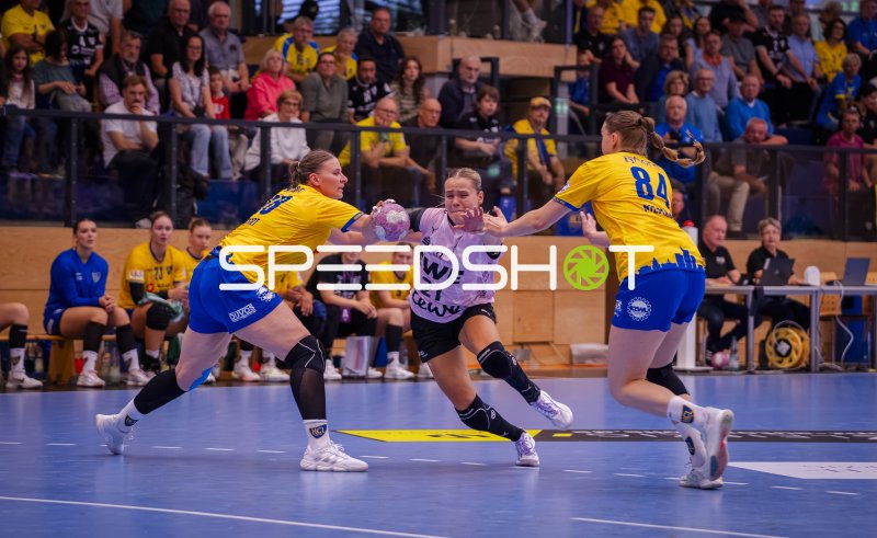 Joanna Granicka (#21; VfL Oldenburg) im Zweikampf gegen HC Leipzig