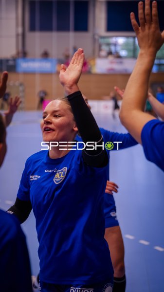 Lara Tauchmann (HC Leipzig) beim Jubel mit Teamkolleginnen