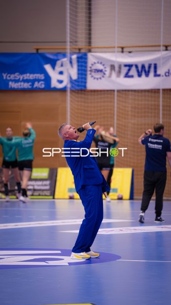 Sänger mit Mikrofon beim Einlauf im Sportcenter Markranstädt
