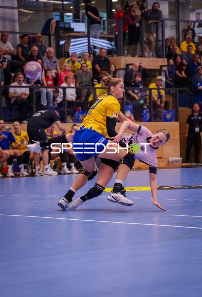 Marlene Tucholke (#23; HC Leipzig) im Zweikampf gegen VfL Oldenburg