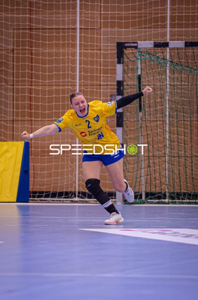 Pauline Uhlmann (#2; HC Leipzig) jubelt ausgelassen nach Torerfolg