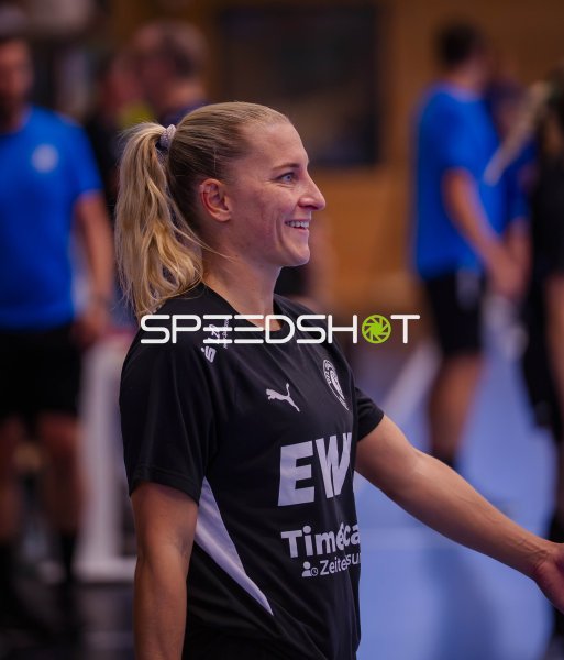 Jenny Behrend (#30; VfL Oldenburg) lächelt in der Halle