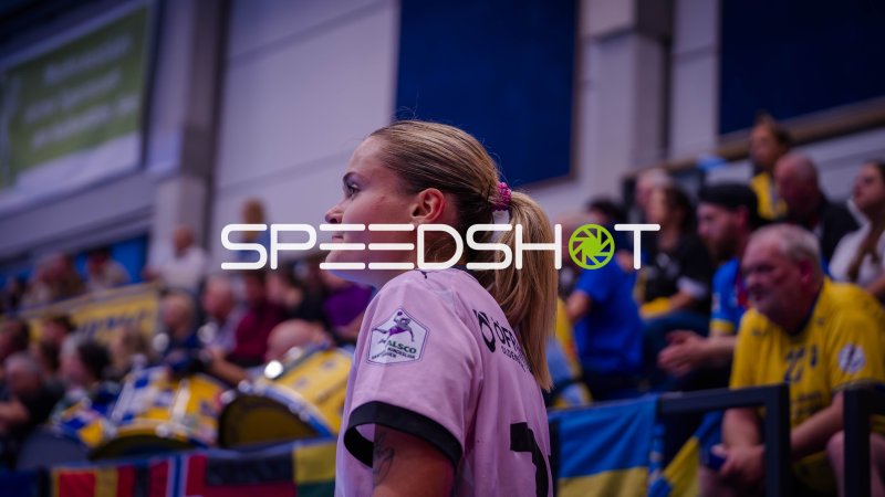 VfL-Oldenburg-Spielerin beobachtet das Spielgeschehen in Markranstädt