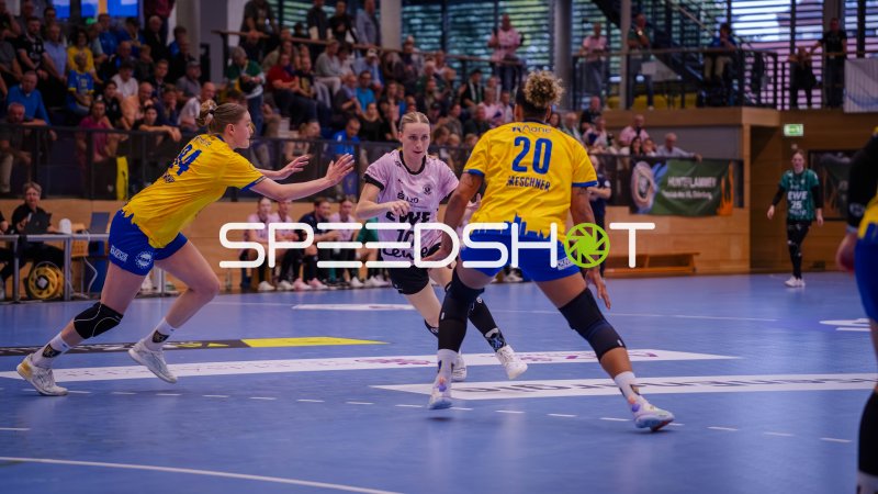 Julika Birnkammer (#10; VfL Oldenburg) im Zweikampf gegen HC Leipzig