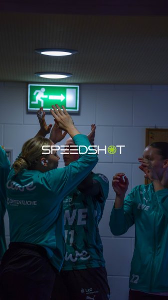 VfL Oldenburg Spielerinnen beim Einstimmen vor dem Spiel