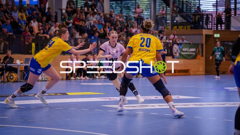 Julika Birnkammer (#10; VfL Oldenburg) im Zweikampf gegen HC Leipzig