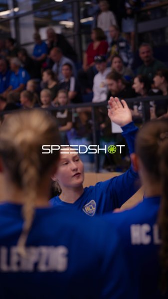 Kim-Angelina Lang (HC Leipzig) beim High-Five mit Teamkollegin