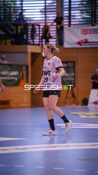 Paulina Golla (#29; VfL Oldenburg) mit Ball im Spielaufbau