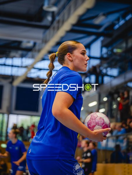 HC Leipzig Spielerin mit Ball im Angriff