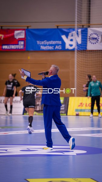Hallensprecher moderiert Spiel im Sportcenter Markranstädt