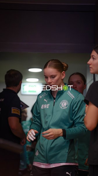 Toni-Luisa Reinemann (#4; VfL Oldenburg) im Spielertunnel
