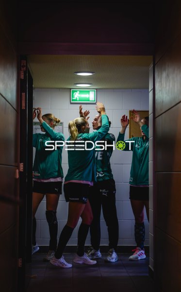 VfL Oldenburg Spielerinnen feuern sich im Tunnel an