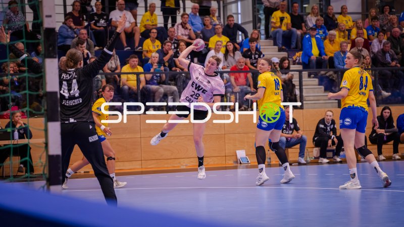 Paulina Golla (#29; VfL Oldenburg) beim Sprungwurf gegen HC Leipzig
