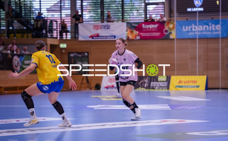Toni-Luisa Reinemann (#4; VfL Oldenburg) im Angriff gegen HC Leipzig
