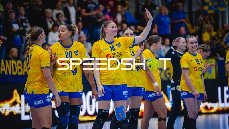 Jasmin Eckart (#18; HC Leipzig) feiert mit dem Team vor den Fans