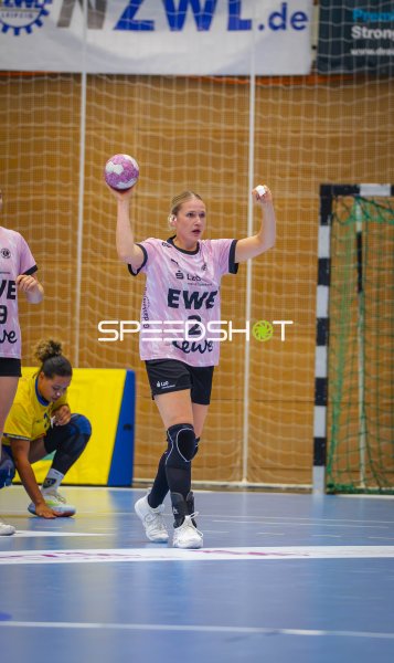 Lisa Borutta (#2; VfL Oldenburg) beim Wurfansatz im Sportcenter Markranstädt