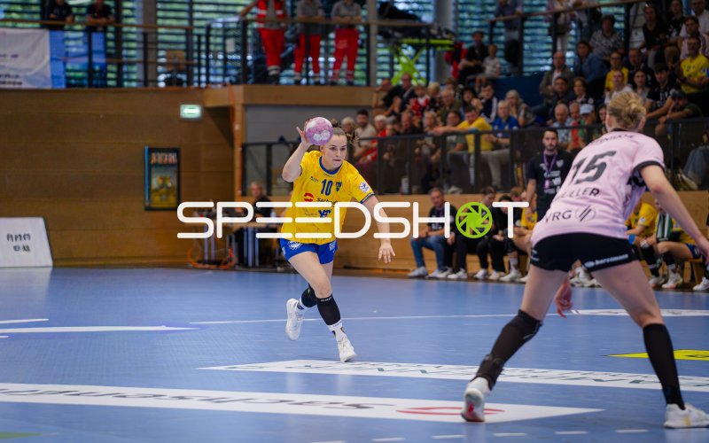 Emely Theilig (#10; HC Leipzig) beim Wurfansatz gegen VfL Oldenburg