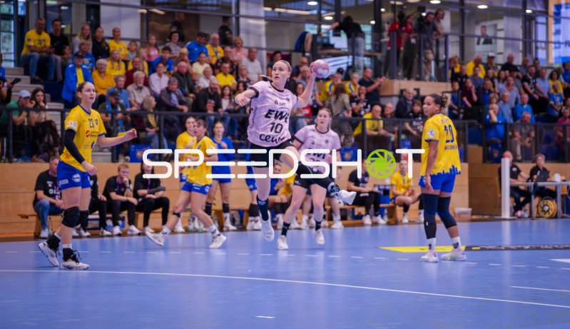Joanna Granicka (#21; VfL Oldenburg) beim Sprungwurf gegen HC Leipzig