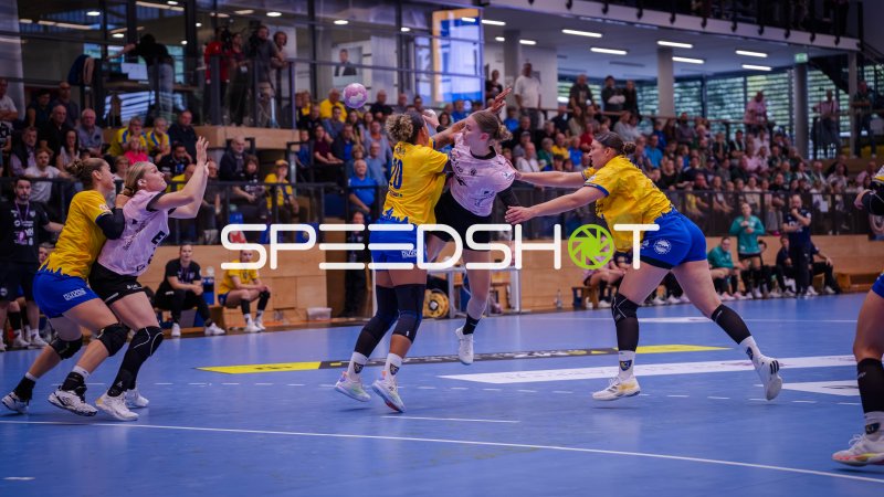 Sharleen Greschner (#20; HC Leipzig) im Zweikampf beim Wurf