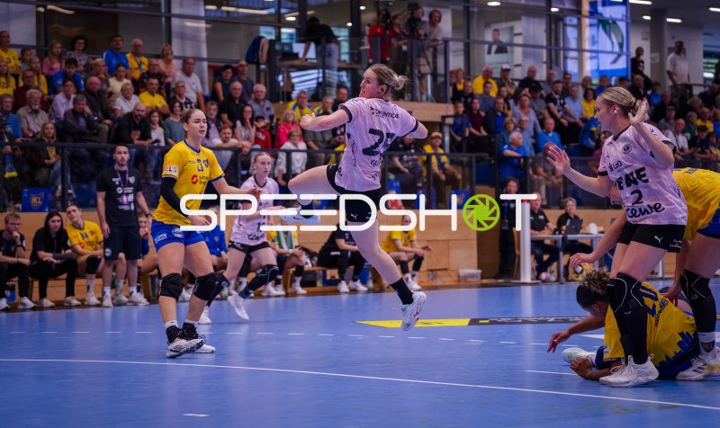 Marlene Tucholke (#23; HC Leipzig) beim Sprungwurf gegen VfL Oldenburg