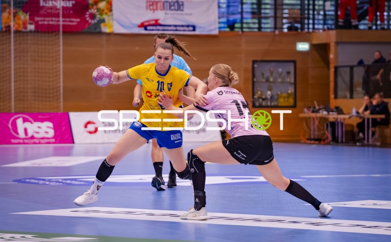 Emely Theilig (#10; HC Leipzig) im Zweikampf gegen VfL Oldenburg