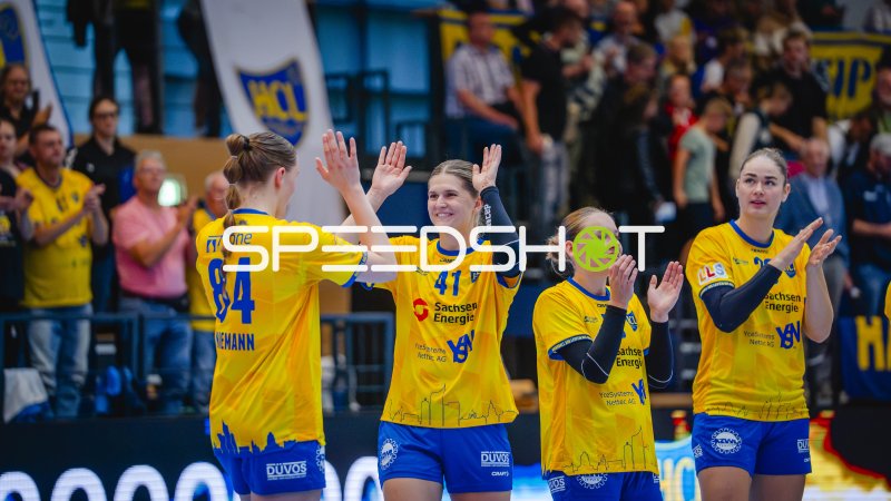 Wiebke Meyer (#41; HC Leipzig) und Teamkolleginnen beim Applaus