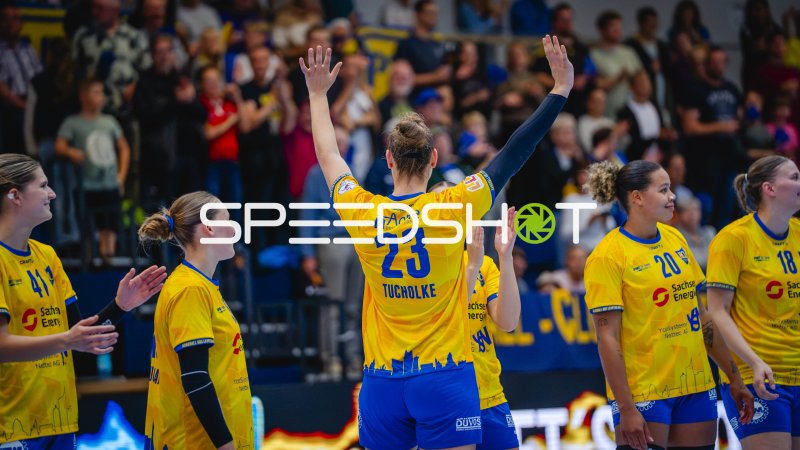 Marlene Tucholke (#23; HC Leipzig) feiert mit dem Team