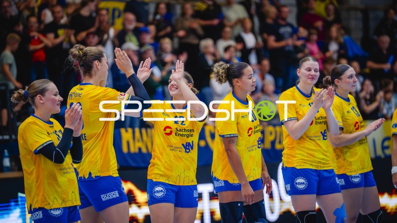 Lilly Glimm (#22; HC Leipzig) und Teamkolleginnen beim Jubel