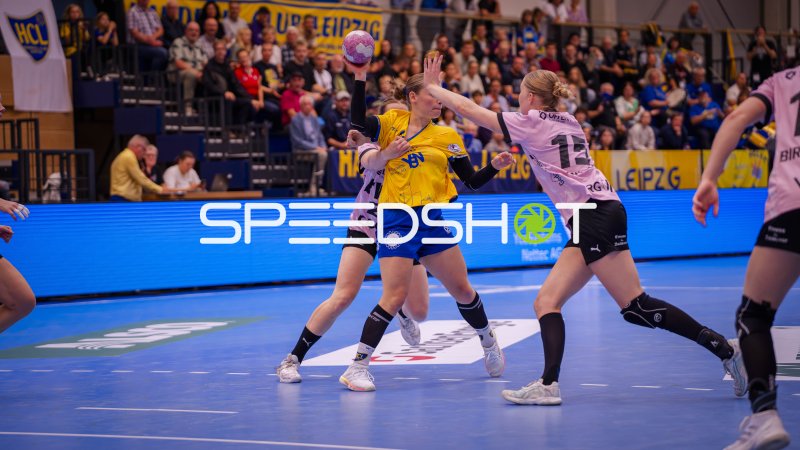 HC Leipzig Spielerin im Wurf gegen VfL Oldenburg-Abwehr