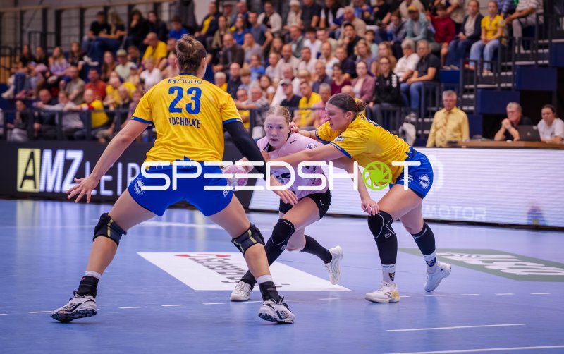 Lara Sophie Müller im Zweikampf gegen Marlene Tucholke (#23; HC Leipzig)
