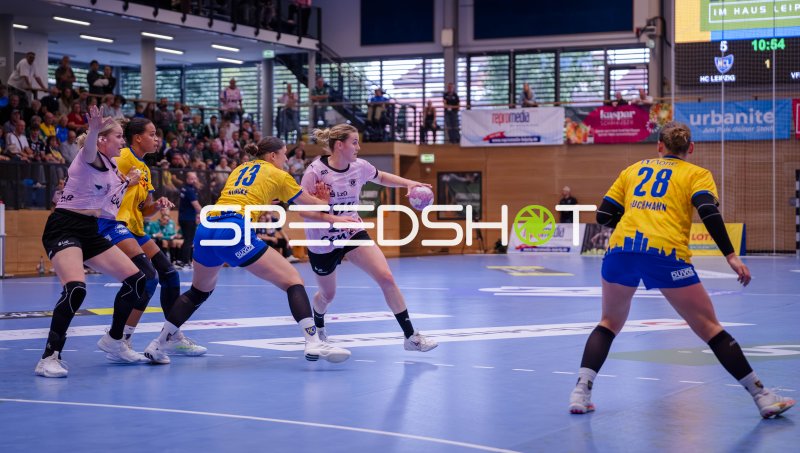 Lara Tauchmann (#28; HC Leipzig) und Laura Sophie Klocke (#13; HC Leipzig) im Zweikampf gegen VfL Oldenburg