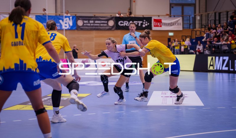 Marlene Tucholke (#23; HC Leipzig) im Zweikampf gegen VfL Oldenburg