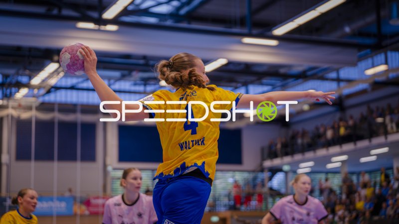 Jana Walther (#4; HC Leipzig) beim Wurfansatz im Heimspiel