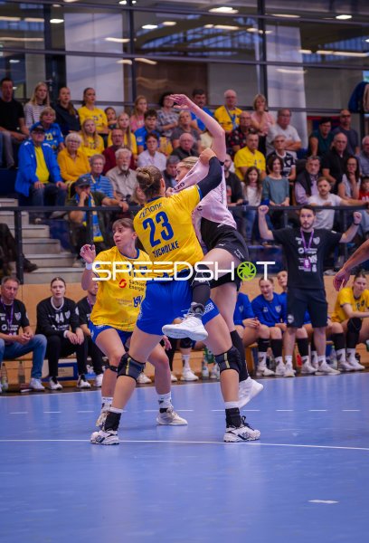 Marlene Tucholke (#23; HC Leipzig) im Zweikampf gegen VfL Oldenburg