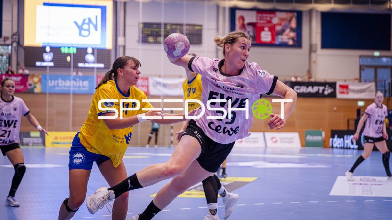 Paulina Golla (#29; VfL Oldenburg) beim Wurfversuch gegen HC Leipzig