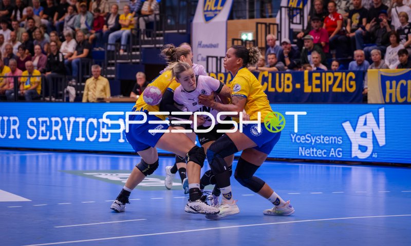 VfL-Oldenburg-Spielerin im Zweikampf gegen HC-Leipzig-Abwehr