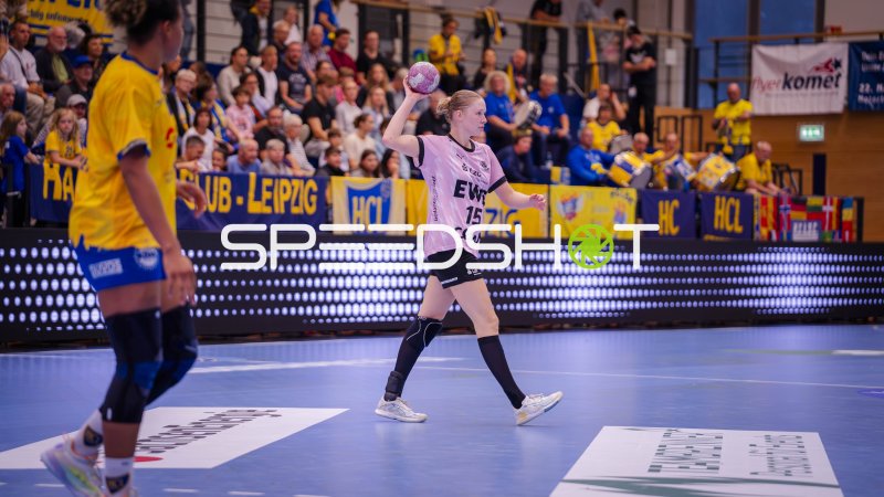 Lara Sophie Müller (#15; VfL Oldenburg) beim Wurfansatz