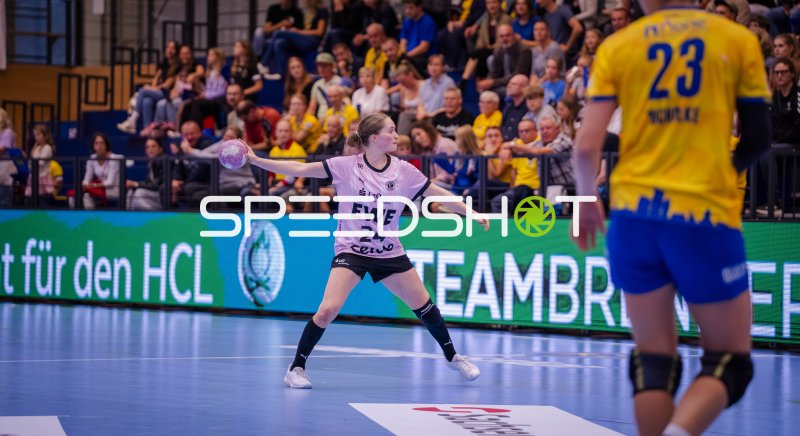 Laurentia Wolff (#24; VfL Oldenburg) beim Wurfansatz gegen HC Leipzig