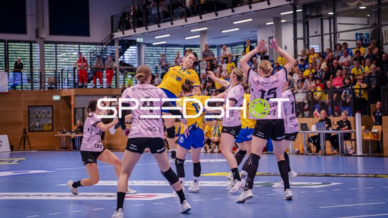 Marlene Tucholke (#23; HC Leipzig) springt zum Wurf gegen VfL Oldenburg